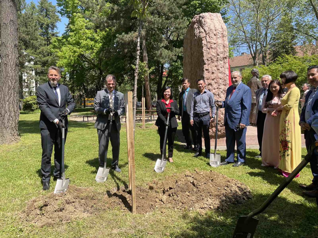 Dâng hoa và trồng cây nhớ ơn Chủ tịch Hồ Chí Minh tại Zalaegerszeg, Hungary