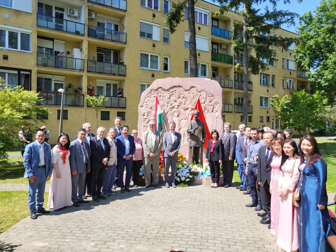 Dâng hoa, trồng cây nhân kỷ niệm 132 năm ngày sinh của Chủ tịch Hồ Chí Minh tại Zalaegerszeg, Hungary