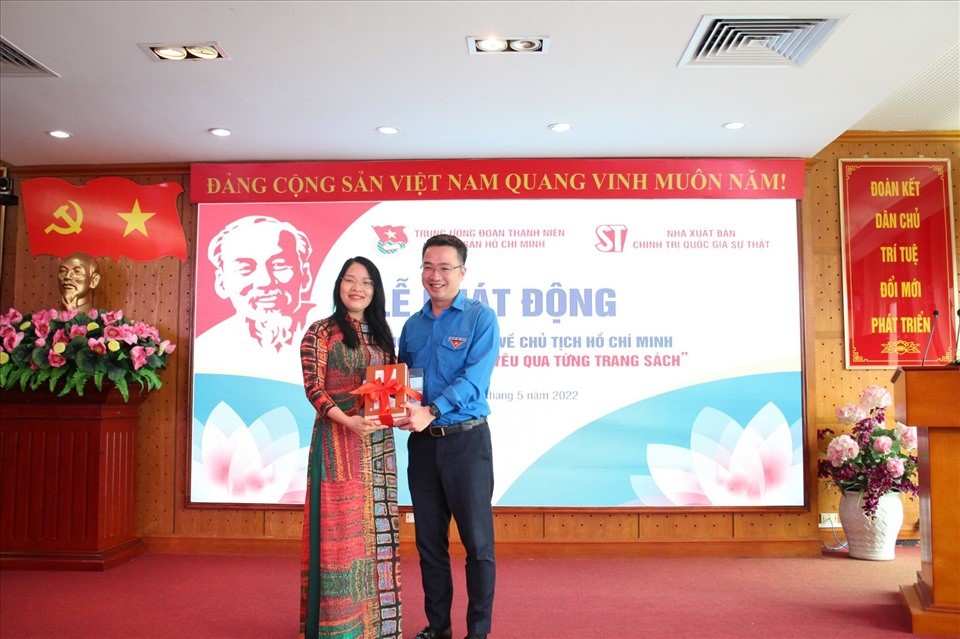 Thi giới thiệu sách ""Bác Hồ - niềm tin yêu qua từng trang sách"" Thi giới thiệu sách ""Bác Hồ - niềm tin yêu qua từng trang sách""