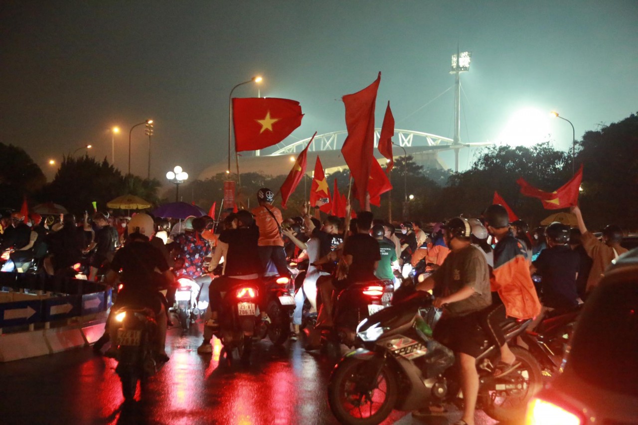 Hà Nội: hàng triệu người hâm mộ đổ ra đường ăn mừng U23 Việt Nam vô địch Sea Games 31