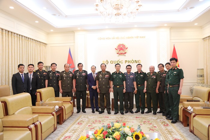 Các đại biểu chụp ảnh lưu niệm.