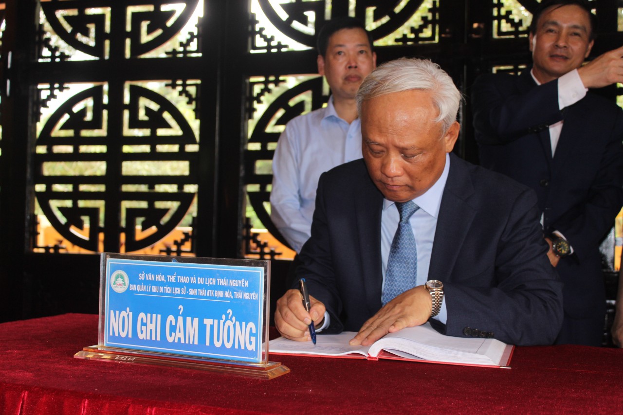 Ông Uông Chu Lưu ghi cảm tưởng tại Đền thờ Chủ tịch Hồ Chí Minh.