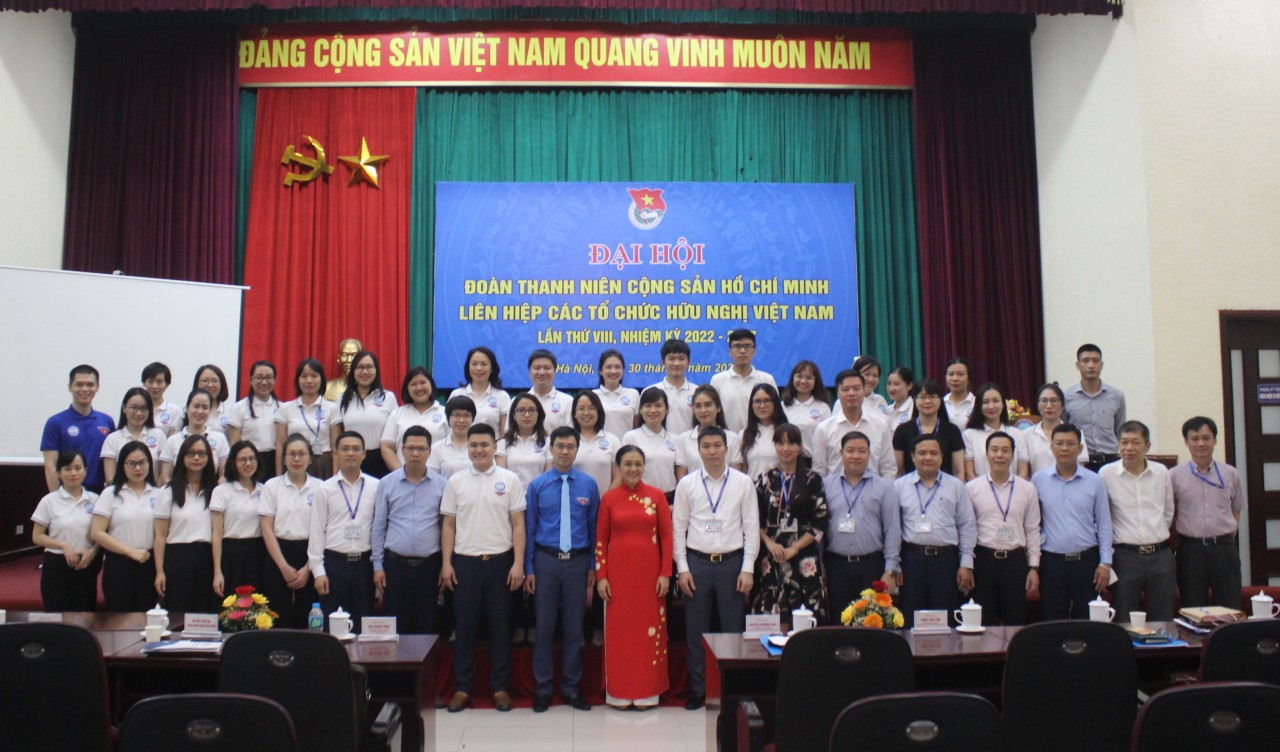 Các đại biểu chụp ảnh lưu niệm.