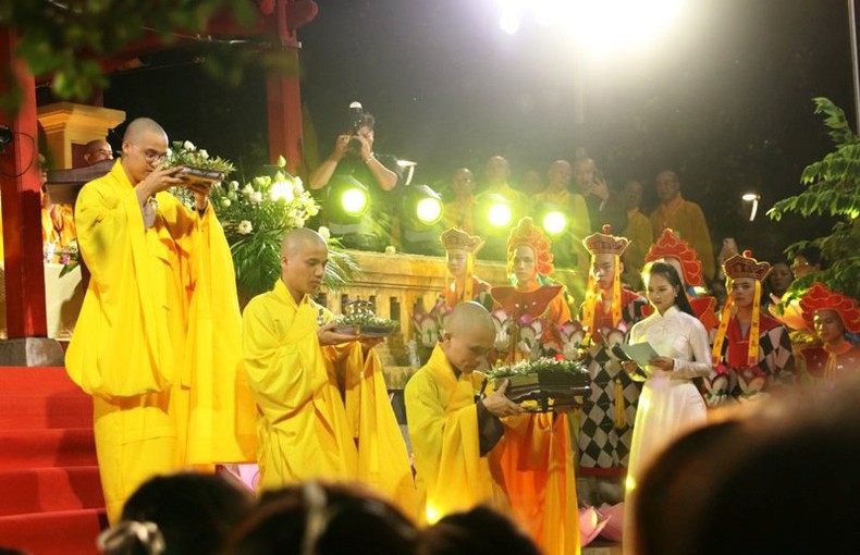7 đóa hoa sen tỏa sáng trên sông Hương mừng đại lễ Phật đản Thắp sáng 7 hoa sen mừng Phật đản trên sông Hương ảnh 3