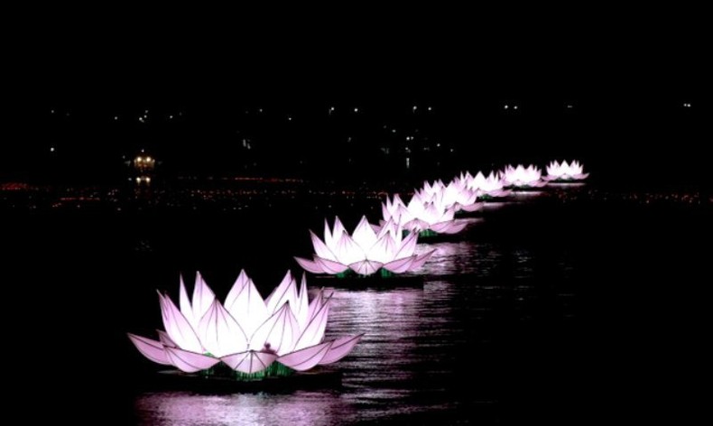 7 đóa hoa sen tỏa sáng trên sông Hương mừng đại lễ Phật đản Thắp sáng 7 hoa sen mừng Phật đản trên sông Hương ảnh 4