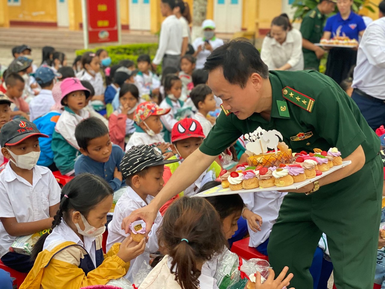 Bộ đội Biên phòng tỉnh Quảng Trị tặng quà cho thiếu nhi nhân ngày 1/6