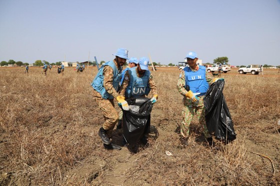 Lính công binh Việt Nam giúp người dân Nam Sudan làm sạch môi trường