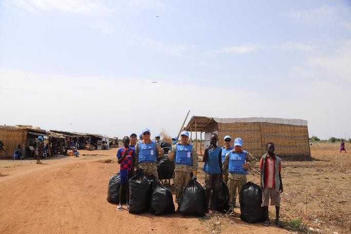 Lính công binh Việt Nam giúp người dân Nam Sudan làm sạch môi trường