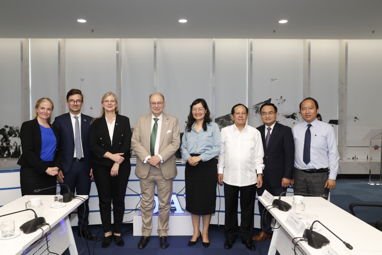 Thứ trưởng Ngoại giao Thụy Điển Robert Rydberg tọa đàm với cán bộ nghiên cứu và sinh viên Học viện Ngoại giao