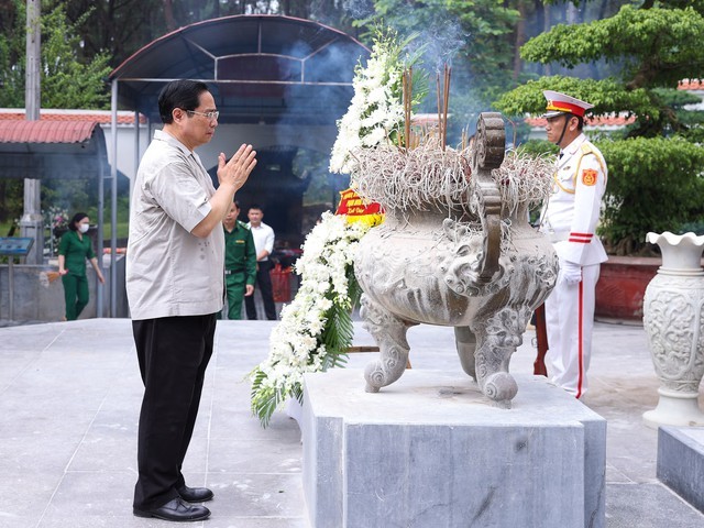 Thủ tướng Phạm Minh Chính dâng hương tại khu di tích Ngã ba Đồng Lộc