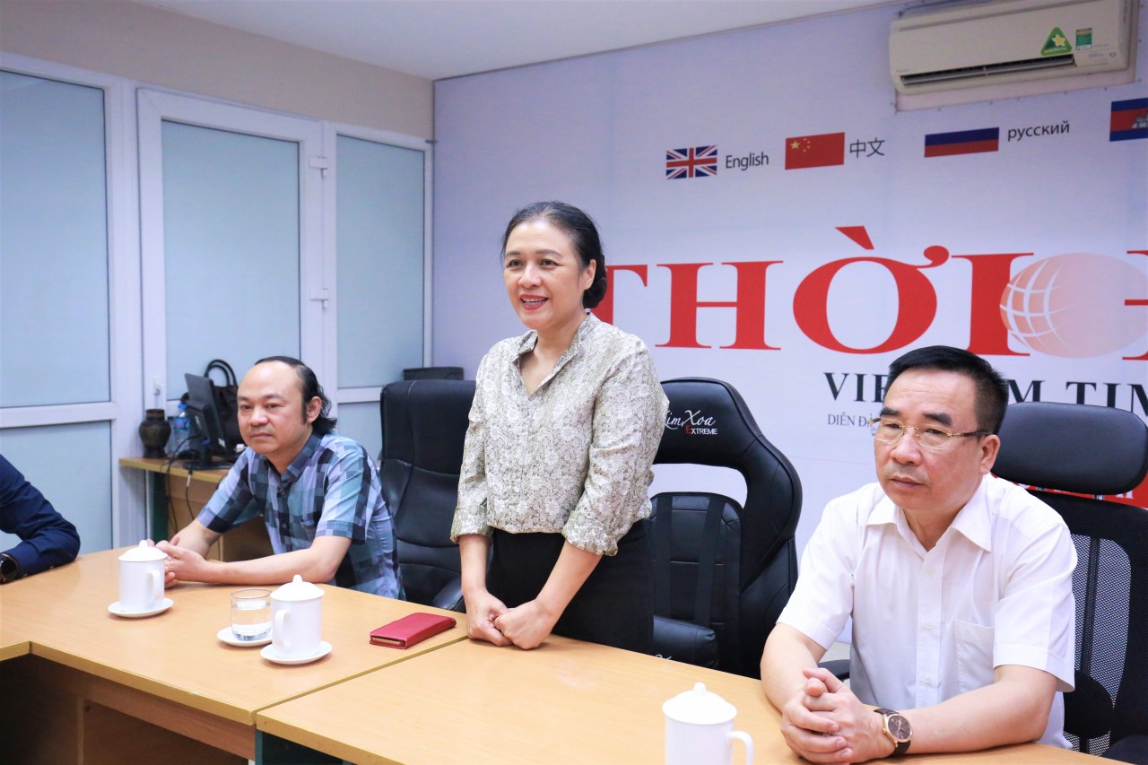 Đại sứ Nguyễn Phương Nga phát biểu trong chuyển thăm và chúc mừng Tạp chí Thời Đại