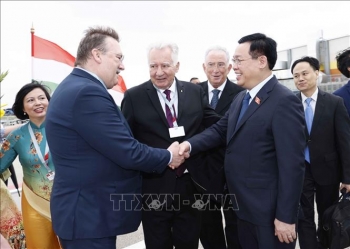 Chủ tịch Quốc hội Vương Đình Huệ bắt đầu thăm chính thức Hungary