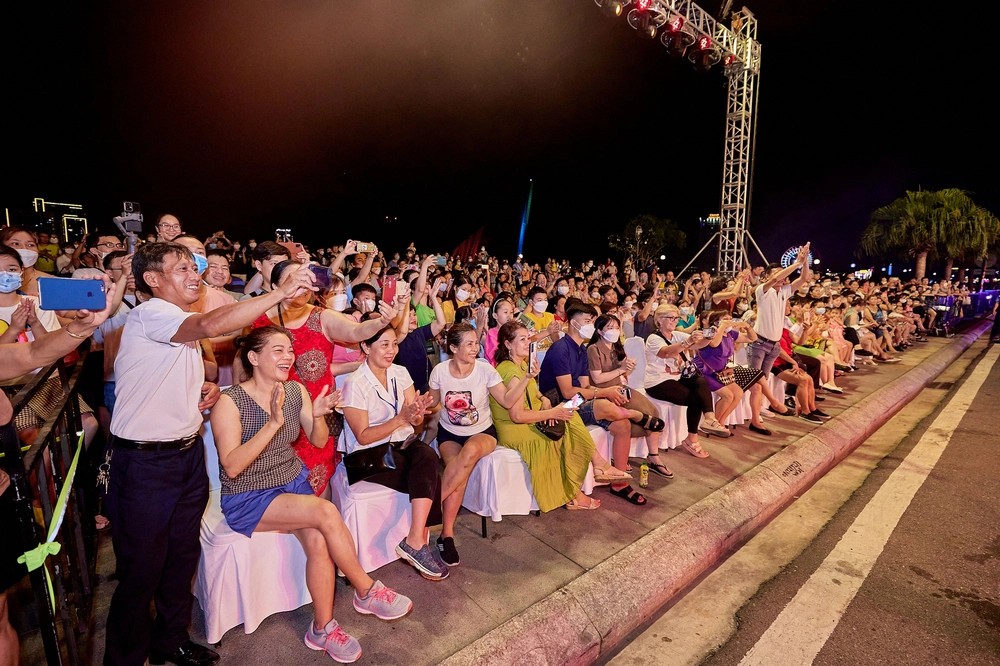 Đà Nẵng rực rỡ sắc màu với đêm lễ hội Carnival đường phố Đà Nẵng rực rỡ sắc màu với đêm lễ hội Carnival đường phố
