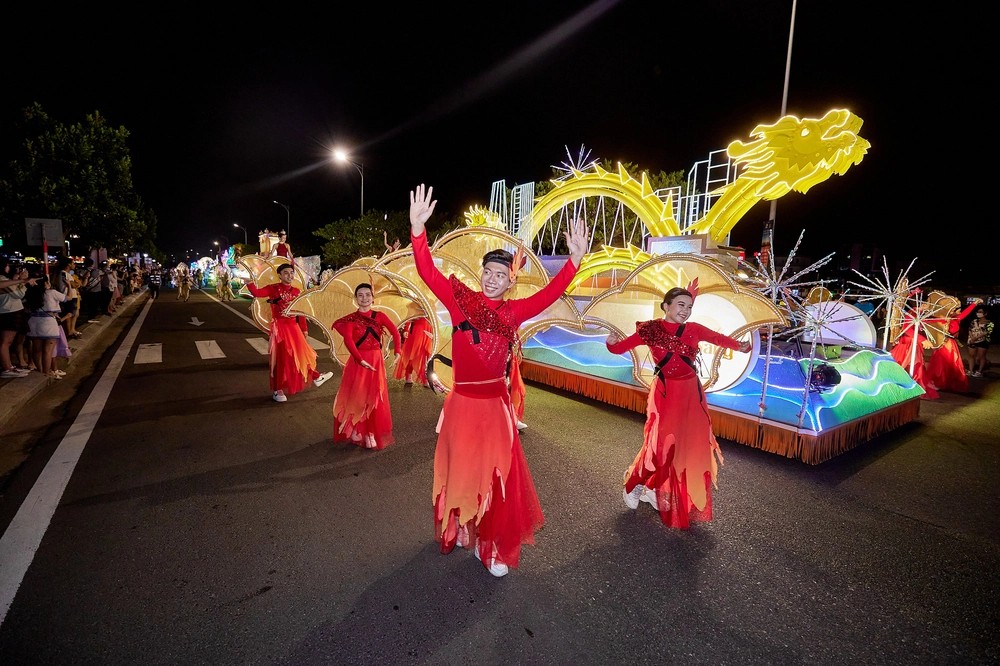 Đà Nẵng rực rỡ sắc màu với đêm lễ hội Carnival đường phố Đà Nẵng rực rỡ sắc màu với đêm lễ hội Carnival đường phố