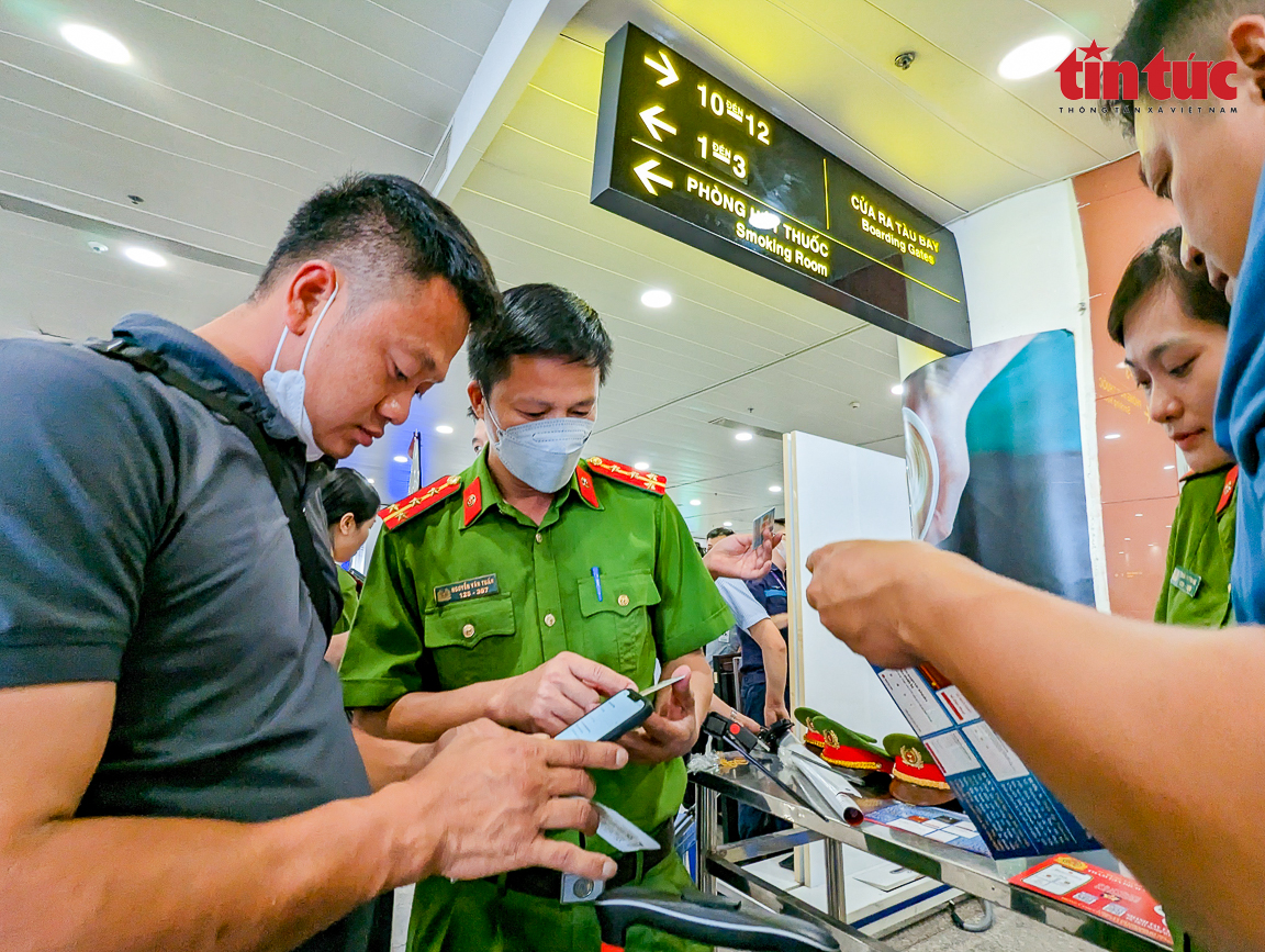 Thí điểm cấp định danh điện tử mức 2 tại sân bay quốc tế Nội Bài