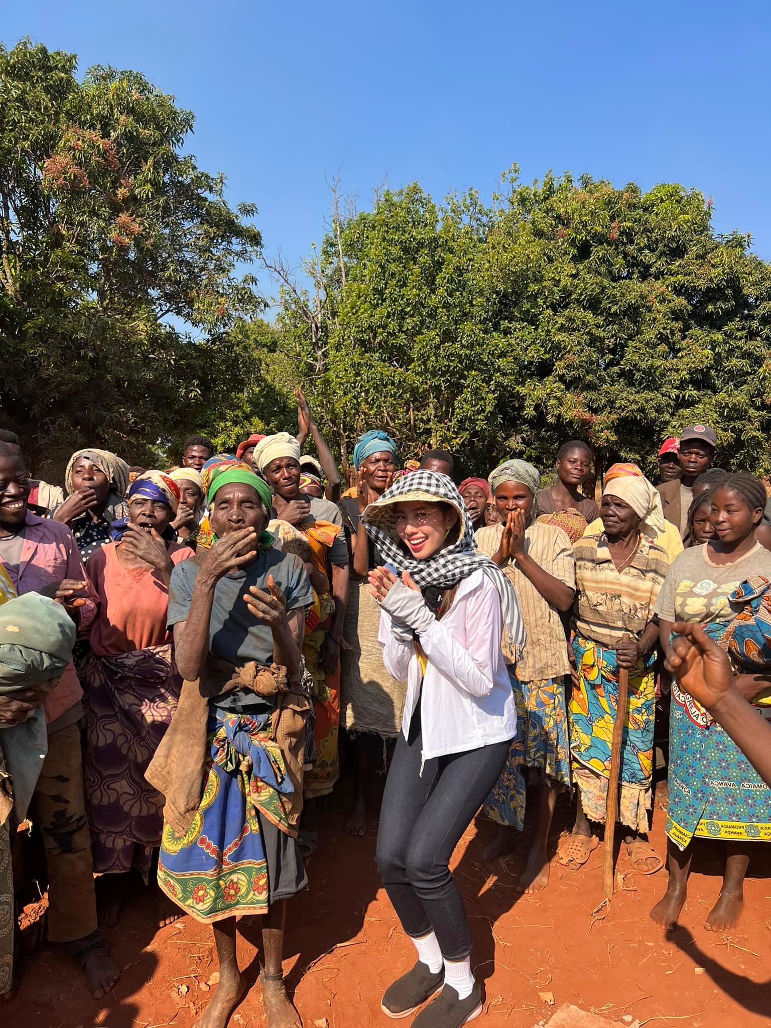 Hoa hậu Thuỳ Ti&ecirc;n được người d&acirc;n Angola v&acirc;y quanh h&ograve; reo khi mang nước sạch về bản ngh&egrave;o ch&acirc;u Phi ảnh 9