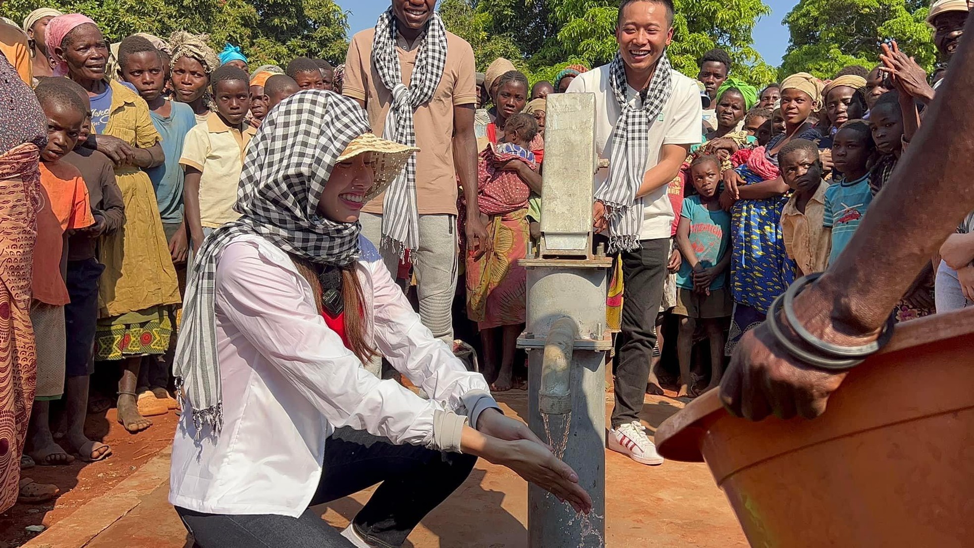 Hoa hậu Thuỳ Ti&ecirc;n được người d&acirc;n Angola v&acirc;y quanh h&ograve; reo khi mang nước sạch về bản ngh&egrave;o ch&acirc;u Phi ảnh 4