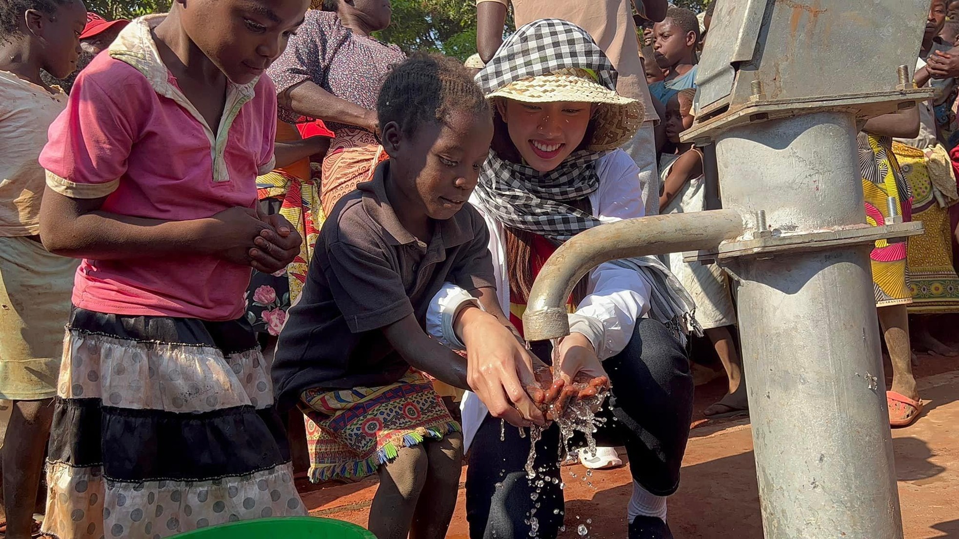 Hoa hậu Thuỳ Ti&ecirc;n được người d&acirc;n Angola v&acirc;y quanh h&ograve; reo khi mang nước sạch về bản ngh&egrave;o ch&acirc;u Phi ảnh 5