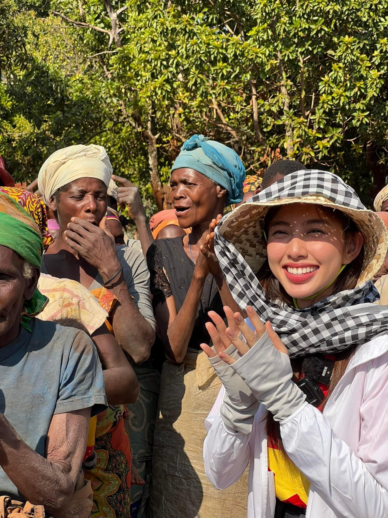 Hoa hậu Thuỳ Ti&ecirc;n được người d&acirc;n Angola v&acirc;y quanh h&ograve; reo khi mang nước sạch về bản ngh&egrave;o ch&acirc;u Phi ảnh 8