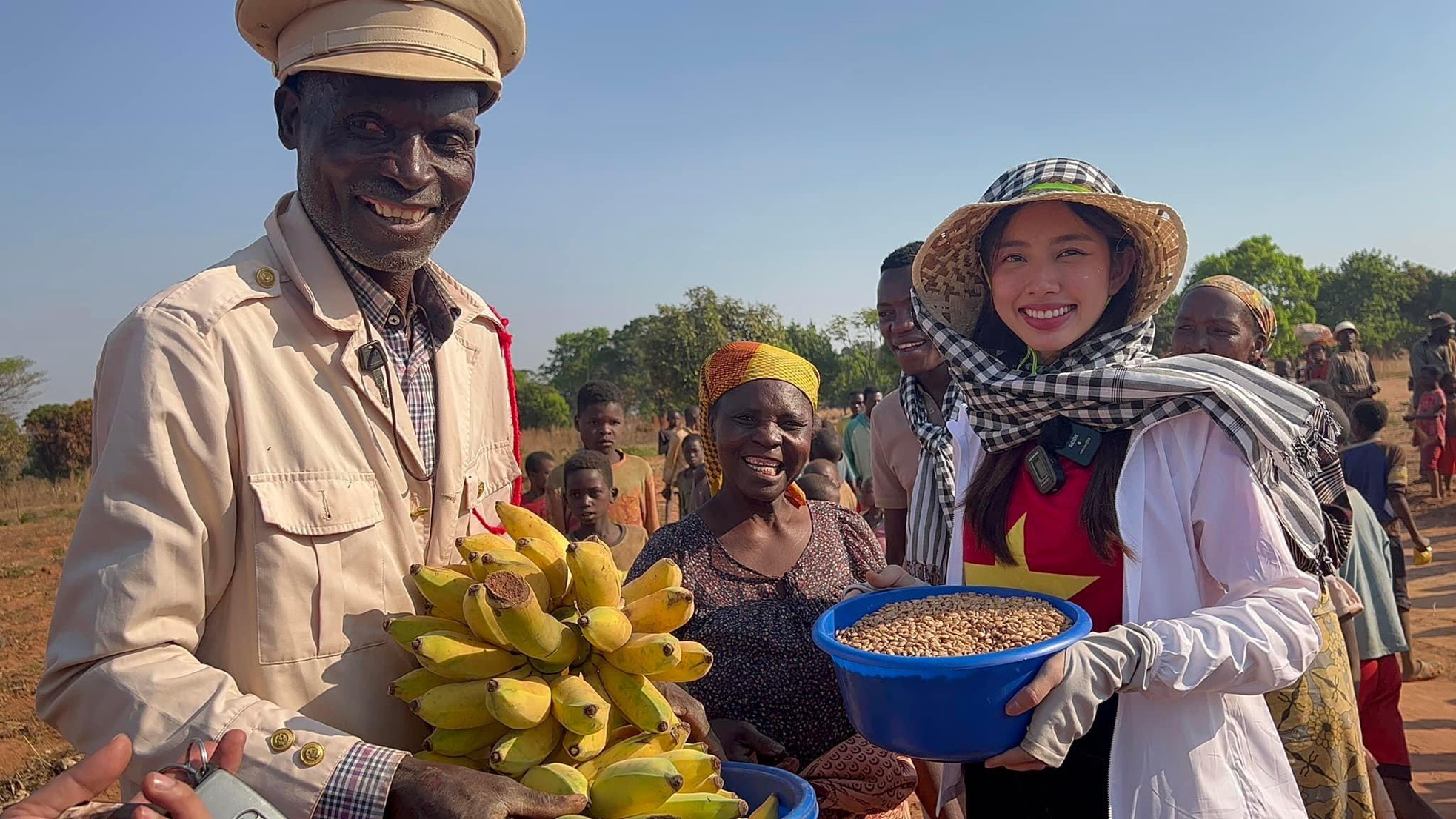Hoa hậu Thuỳ Ti&ecirc;n được người d&acirc;n Angola v&acirc;y quanh h&ograve; reo khi mang nước sạch về bản ngh&egrave;o ch&acirc;u Phi ảnh 12