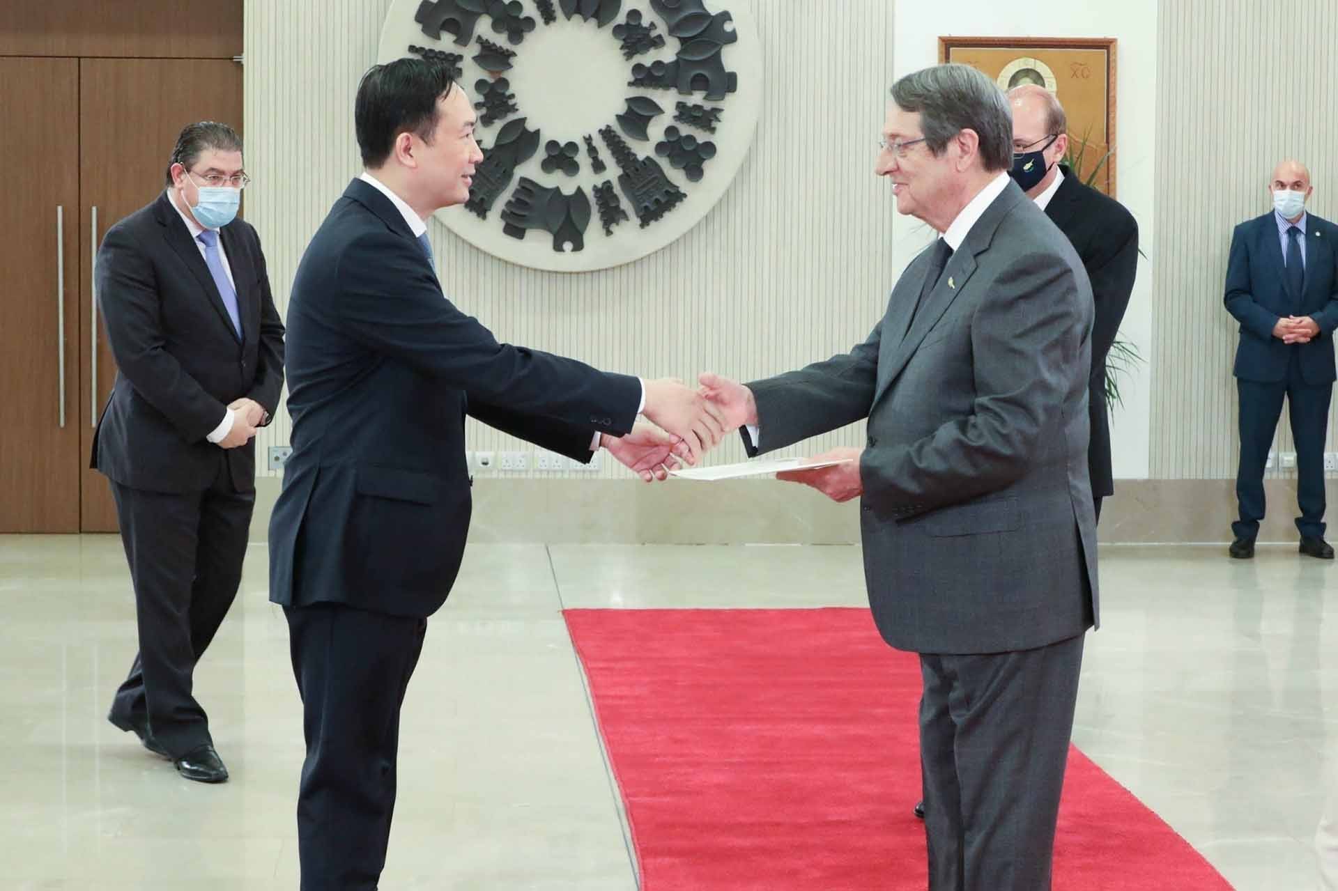 Đại sứ Dương Hải Hưng trình Thư ủy nhiệm lên Tổng thống Cyprus