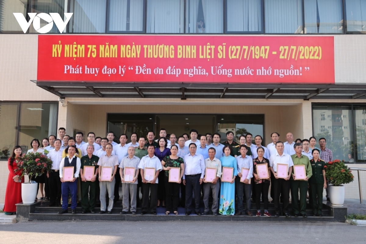 thu tuong xuc dong ve hinh anh me viet nam anh hung mon moi cho tim hai cot con hinh anh 7