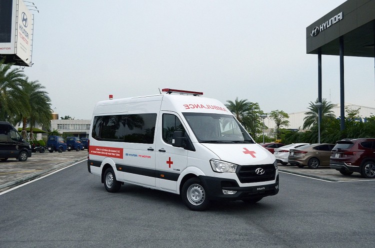 Hyundai Thành Công trao tặng 10 xe cứu thương hỗ trợ phòng dịch COVID-19