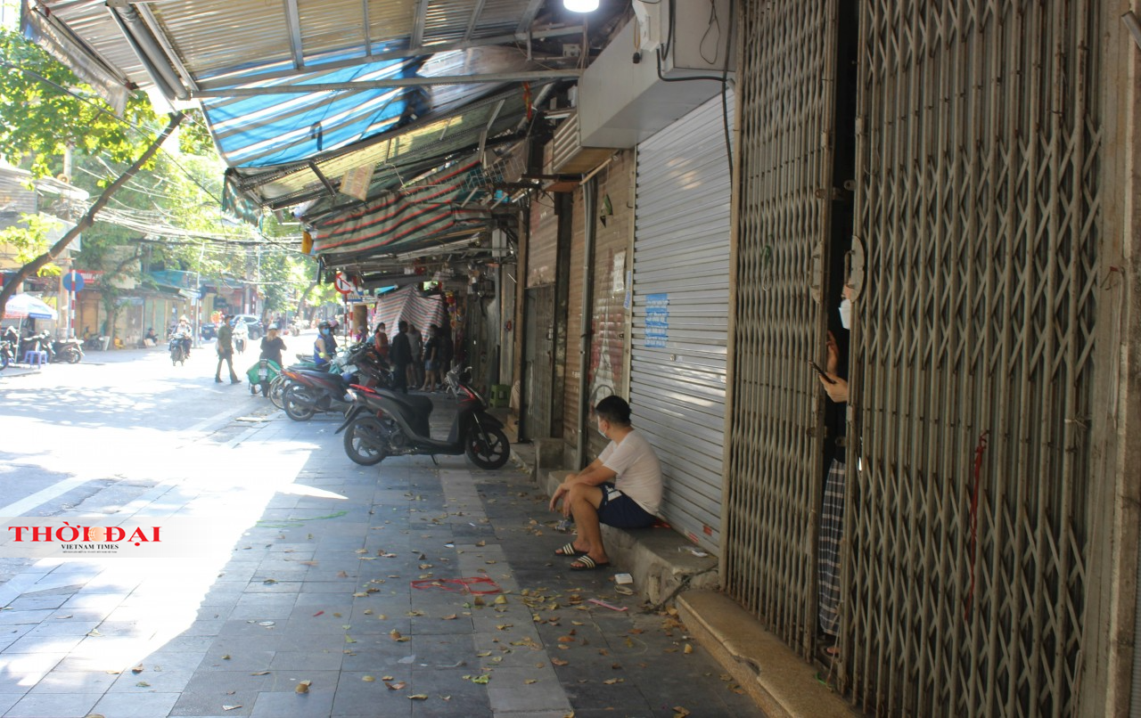 Phố Hàng Mã (Hà Nội): Tết Trung thu "vắng lặng" do dịch Covid-19 Phố Hàng Mã (Hà Nội): Tết Trung thu "vắng lặng" do dịch Covid-19