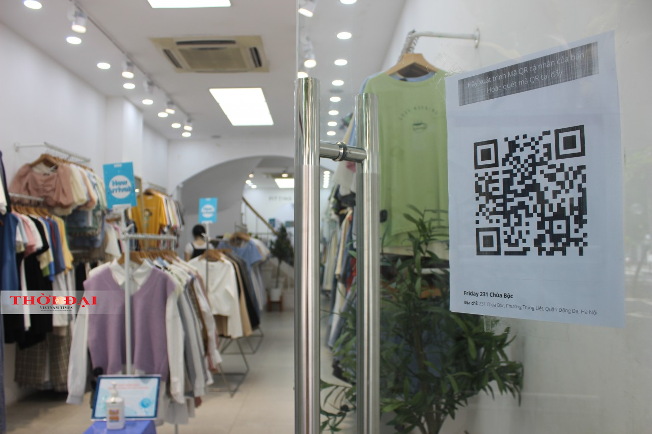 Hầu hết các cửa hàng đều có quét mã QR, thực hiện nghiêm quy định phòng chống dịch Covid-19. Tuy nhiên, trong ngày hôm nay cũng rất thưa vắng khách chọn mua quần áo. 