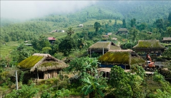 Độc đáo những mái nhà rêu phong nép mình trên dãy Tây Côn Lĩnh (Hà Giang)