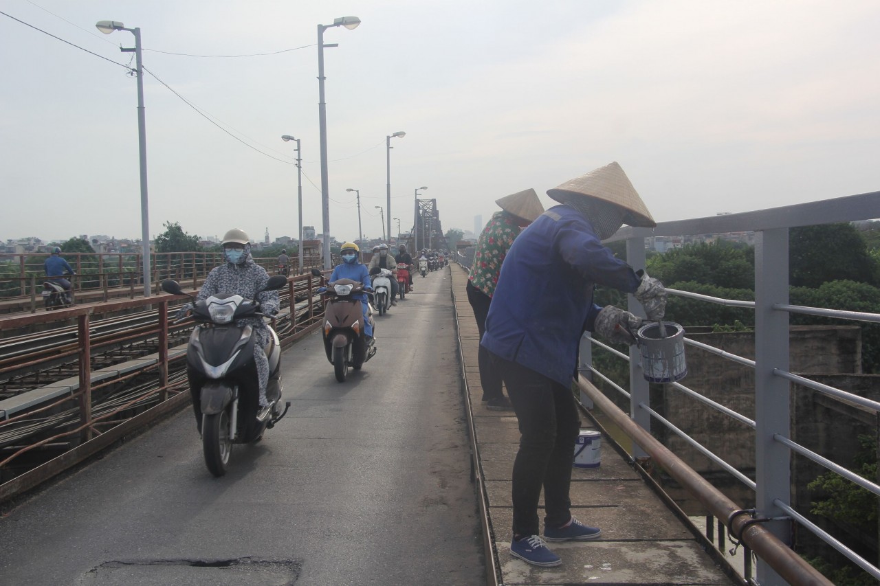 Người dân vẫn có thể di chuyển dễ dàng trên cầu Long Biên, do việc thi công chỉ chủ yếu tập trung ở lan can cầu nên không làm ảnh hưởng nhiều đến các phương tiện lưu thông trên cầu. Người dân vẫn có thể di chuyển dễ dàng trên cầu Long Biên, do việc thi công chỉ chủ yếu tập trung ở lan can cầu nên không làm ảnh hưởng nhiều đến các phương tiện lưu thông trên cầu.