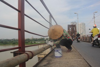 2000 mét vuông lan can cầu Long Biên được 
