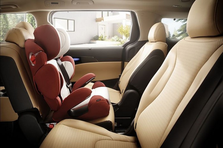 Ghế trẻ em trên Kia Carnival.