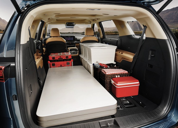 Khoang hành lý Kia Carnival.