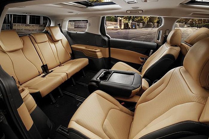 Bộ bàn ăn trên Kia Carnival. 