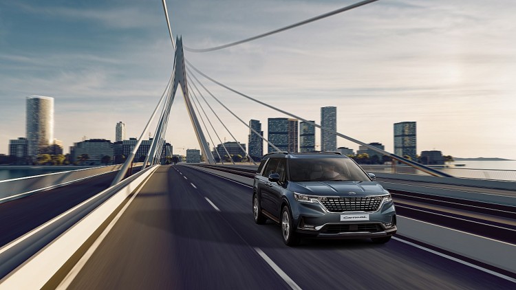 KIA Carnival có đường nét thiết kế kéo dài dọc thân xe, ốp vòm bánh xe đa tầng đậm chất SUV.