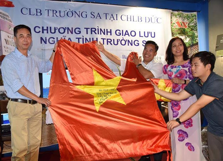 Bài 2: Trong vòng tay mẹ