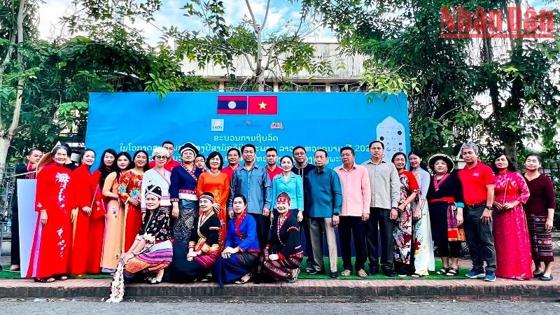 Đạp xe và chiếu phim tư liệu về truyền thống lịch sử giữa hai dân tộc Việt Nam-Lào ảnh 1