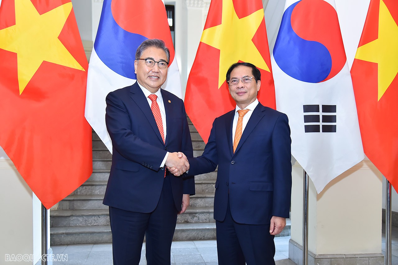 Về chính trị, hai bên đã hai lần nâng cấp quan hệ lên Đối tác toàn diện trong thế kỷ XXI năm 2001 và Đối tác hợp tác chiến lược năm 2009 và đang hướng tới nâng cấp lên Đối tác chiến lược toàn diện trong năm nay.