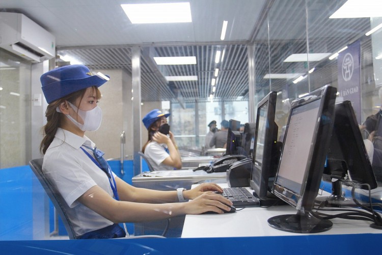 Người dân được đi tàu Cát Linh-Hà Đông sau thời gian dài chờ đợi | Giao thông | Vietnam+ (VietnamPlus)