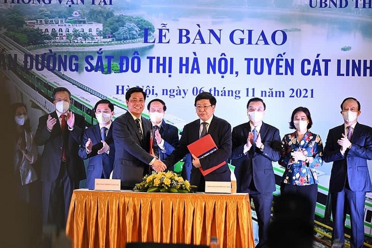 Người dân được đi tàu Cát Linh-Hà Đông sau thời gian dài chờ đợi | Giao thông | Vietnam+ (VietnamPlus)