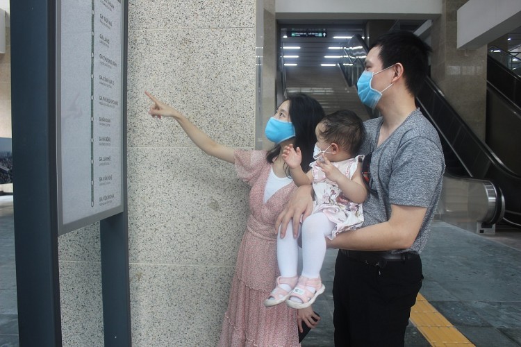Người dân được đi tàu Cát Linh-Hà Đông sau thời gian dài chờ đợi | Giao thông | Vietnam+ (VietnamPlus)