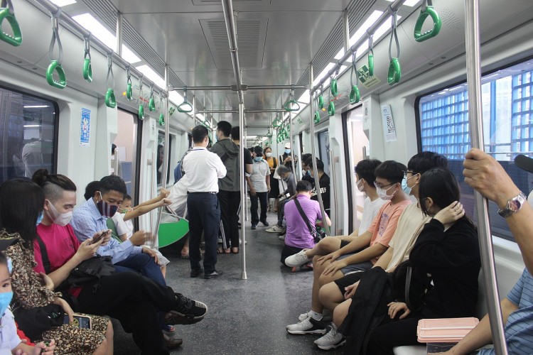 Người dân được đi tàu Cát Linh-Hà Đông sau thời gian dài chờ đợi | Giao thông | Vietnam+ (VietnamPlus)