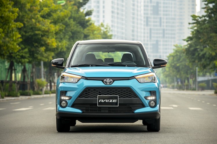 Từng chi tiết trên Toyota Raize như lưới tản nhiệt cỡ lớn, bộ vành hợp kim 17-inch, ăng-ten vây cá mập và màu xe 2 tông màu đậm tính thể thao cùng hệ thống đèn full-LED.