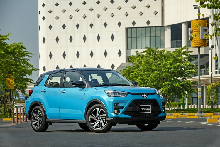 Toyota Raize hoàn toàn mới sở hữu lưới tản nhiệt cỡ lớn cùng bộ vành hợp kim 17-inch. 