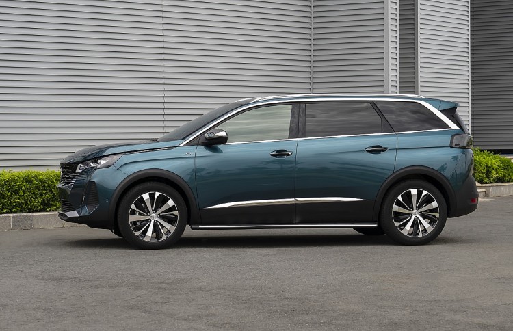 New Peugeot 5008 có chiều dài tổng thể 4,670 mm, điểm xuyết từ thân đến hông xe là các thanh chrome kéo dài, đi kèm mâm xe 18 inche.