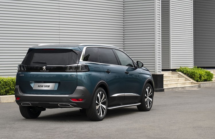 Nhìn từ sau, New Peugeot 5008 có diện mạo cân đối bởi thiết kế dải đen bóng nối liền hai cụm đèn hậu.