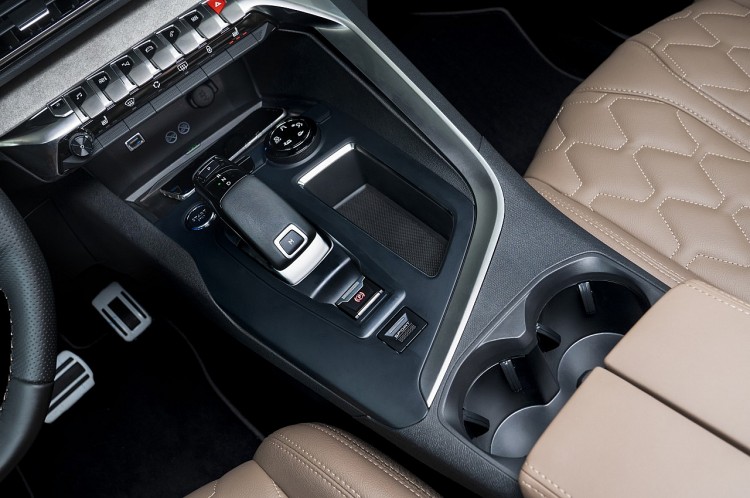 Khu vực điều khiển trung tâm của New Peugeot 5008. 