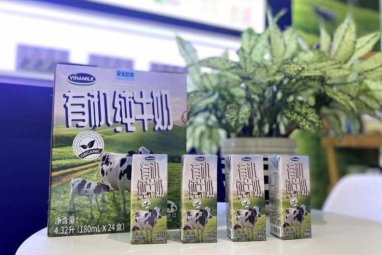 Sữa tươi Vinamilk Organic là sản phẩm nổi bật được giới thiệu tại triển lãm FHC Thượng Hải 2021 nhờ sở hữu 'tiêu chuẩn kép' là Organic châu Âu và Organic Trung Quốc.