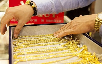 Giá vàng trong nước tiếp tục tăng, "áp sát" ngưỡng 61 triệu đồng/lượng